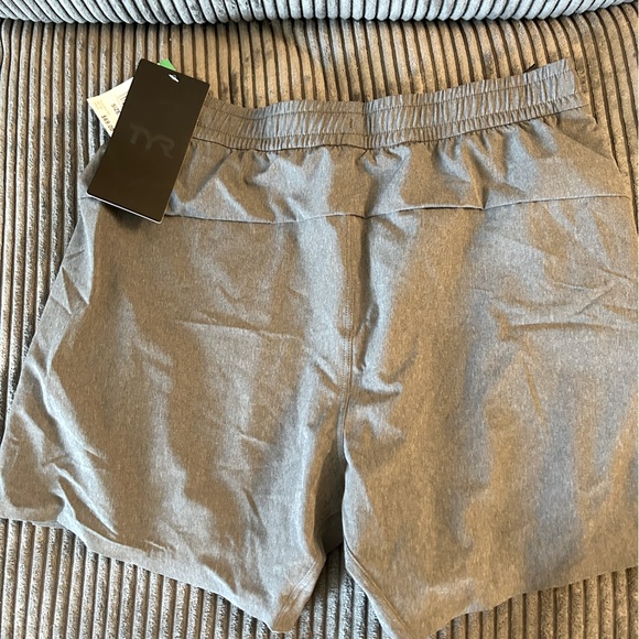 Men’s TYR Hydrosphere Momentum Unlined 6’ Short - Picture 3 of 4